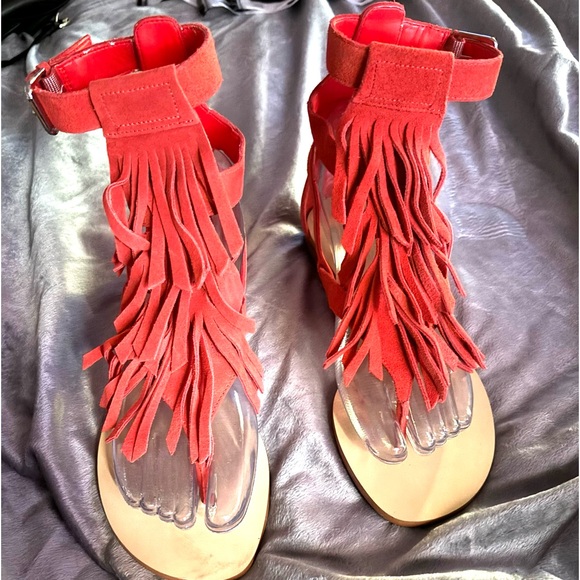 NWD BEAUTIFUL RED SUEDE GUESS FRINGED SANDALS SZ 7 - Picture 2 of 9